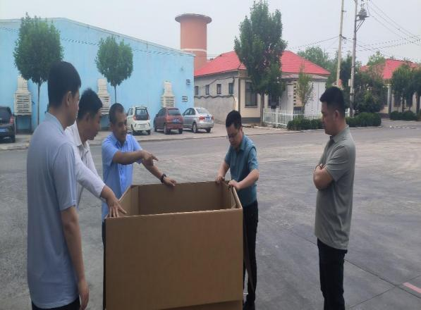 李總協(xié)同供應(yīng)部、青島合興包裝廠進(jìn)行現(xiàn)場(chǎng)研究探討