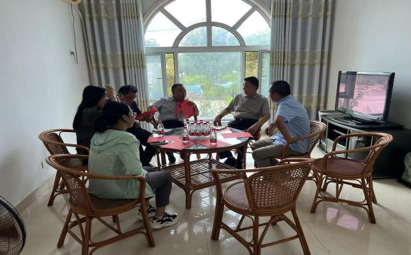 工信局吳局長、備案科董科長及秦皇臺(tái)陳鄉(xiāng)長、應(yīng)急辦主任等一行對(duì)健達(dá)項(xiàng)目建設(shè)進(jìn)行實(shí)地考察